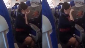 Uçakta akılalmaz olay Hostes diz çöküp ağladı: Sırtına tekme atmak istiyorum