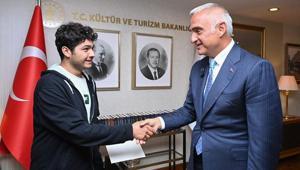 Bakan Ersoy, Türkiye derecesi elde eden Ahmet Denizi ağırladı