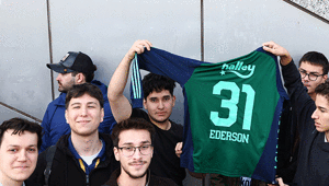 Fenerbahçede Ederson, imza gününde taraftarla buluştu