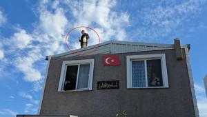 Bursa’da yıkım kararına karşı çatıya çıktı Elinde benzin bidonuyla 3 saat direndi