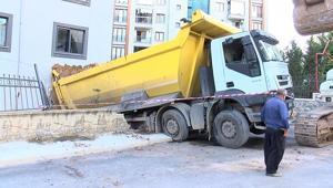 Pendikte freni boşalan hafriyat kamyonu iş yerine girdi: 1 yaralı