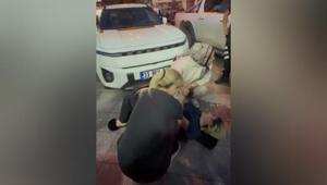 Adanada sokakta yürüyen eşini sırtından bıçaklayan şüpheli yakalandı