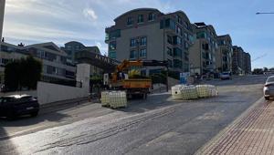 Bursada kamyondan düşen tanklardaki sülfürik asit yola sızdı: Cadde trafiğe kapatıldı