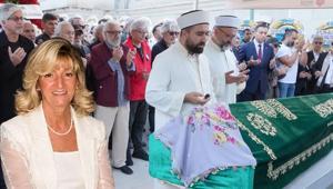 Usta oyuncuya son veda Necla Uygur toprağa verildi