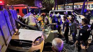 Beyoğlunda feci kaza Otomobil, taksiye çarpıp kamyonetin altına girdi: 3 yaralı