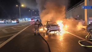 Sarıyer TEM Otoyolu’nda otomobil duran taksiye çarptı 2 araç yandı, 5 kişi yaralandı