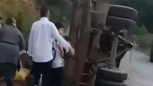 Düzcede traktör römorku yan yattı 11 yaralı