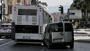 Kayseride akrabasını bıçaklayıp kaçmak istedi Özel halk otobüsüne çarptı