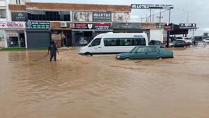 Mersinde sağanak hayatı felç etti Yollar göle döndü, araçlar sel sularında mahsur kaldı