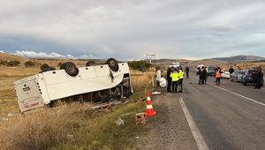 Afyonkarahisar Şuhutta işçi servisi devrildi: Çok sayıda yaralı var