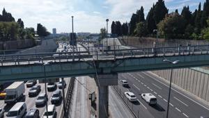 İstanbulda Edirnekapı metrobüs üst geçidi aylardır kapalı Girişine jiletli tel çekildi, turnikeler söküldü