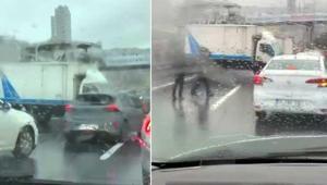 İstanbulda E-5te trafiği kilitleyen kaza Kamyonet, metrobüs bariyerine çarptı