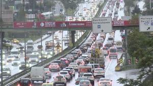 İstanbul’da yağmur trafiği vurdu D-100’de araçlar durma noktasına geldi