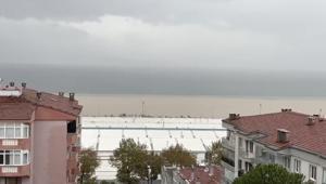 Bursa’da fırtına sahili vurdu Deniz kahverengiye döndü, kaldırım taşları söküldü