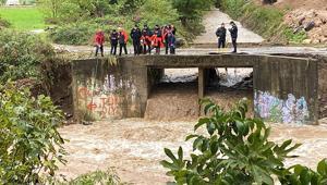 Kocaelide sel felaketi Dereye düşen araç ile kayıp kişi aranıyor