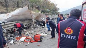 Sinopta feci kaza Binlerce balık yola saçıldı: Sürücü kurtarılamadı