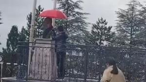 11 yaşındaki Alperen’den yağmur altında duygulandıran hareket Atatürk büstüne şemsiye tuttu