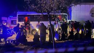Ispartada feci kaza Tarım işçilerini taşıyan midibüs ile TIR çarpıştı: 17 yaralı