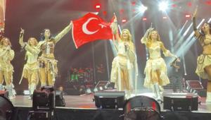 Manifest ilk İngiltere konserini verdi Sahnede bayrağımızı açtılar