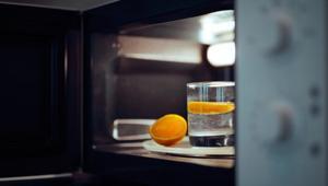 Sinmiş yemek kokularına son Mikrodalganızı limon gücüyle saniyeler içinde yenileyin