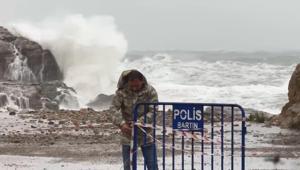 Bartın’da fırtına ve sağanak alarmı Dalgalar 14 metreye ulaştı, 15 saatte 27 ihbar geldi