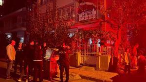 Mersinde zemini çöken bina tahliye edildi Yağmur suları toprağı boşalttı