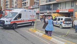 Son dakika.. Pendikte hafriyat kamyonu eczaneye daldı Yaralılar var