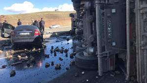 Ağrıda feci kaza Pancar yüklü TIRın altında kalan otomobilde 4 kişi hayatını kaybetti