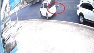 Mardinde otomobil önce araca sonra çocuğa çarptı Korkunç kaza kamerada