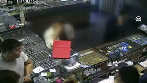 Sakaryada kuyumculara sahte altın sattılar O anlar kamerada, 2 şüpheli tutuklandı