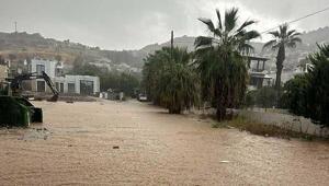 Bodrumda sağanak: Yollar göle döndü, iş yerlerini su bastı