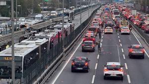 İstanbulda akşam saatlerinde derbi trafiği Ana arterlerde trafik durma noktasında