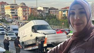 Kaldırımda yürüyorlardı, refleksiyle çocuklarını kurtardı Anne devrilen minibüsün altında can verdi