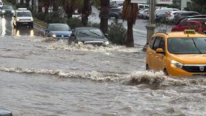 Bodrum’da yollar göle döndü Mahsur kalan araçlar çekicilerle kurtarıldı