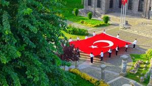 Diyarbakırda tarihi İçkalede 54 metrekarelik Türk bayrağı O anlar havadan görüntülendi