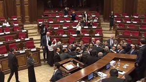 Ermenistan Parlamentosunda skandal görüntü Yumruklar havada uçuştu, kavga koridora taştı