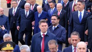 Bahçeli ve Dervişoğlu, Anıtkabir merdivenlerinden kol kola indi