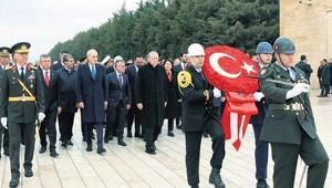 Devlet erkanı Anıtkabir’i ziyaret etti | Farklı cephelerde mücadele ediyoruz