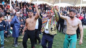 Erzurumda Cumhuriyet ile yaşıt gelenek Uzunderede başpehlivanlık mücadelesi nefes kesti