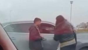Otoyolda inanılmaz görüntüler Sürücüler birbirine girdi