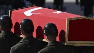Hakkaride hudut geçiş olayına müdahale ederken açılan ateşle yaralanan asker şehit oldu