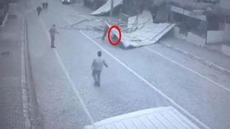 Yalova'da fırtınanın savurduğu çatı 2 kişiye çarptı