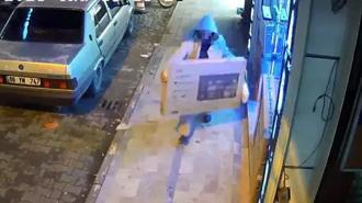 Çaktırmadan yanaştı televizyonu alıp kaçtı! İşte o görüntüler