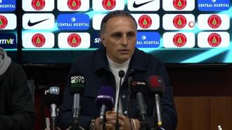 Kocaelispor Teknik Direktörü Mustafa Gürsel’in basın toplantısı müzik yüzünden yarım kaldı