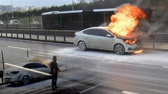 Sefaköy'de araç alev alev yandı! Yaşanan panik kamerada