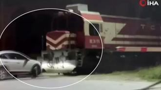 Hemzemin geçitte tren ile otomobil kafa kafaya çarpıştı