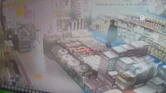 Deprem anı bir marketin güvenlik kamerasına yansıdı