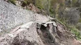 Duvar büyük bir gürültüyle çöktü! Heyelan anı...