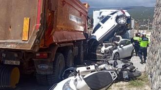 Kontrolden çıkan kamyon ortalığı savaş alanına çevirdi! Kaza yerinden ilk görüntüler
