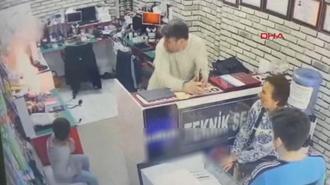 Tamire getirilen telefonun bataryasının patlama anı kamerada